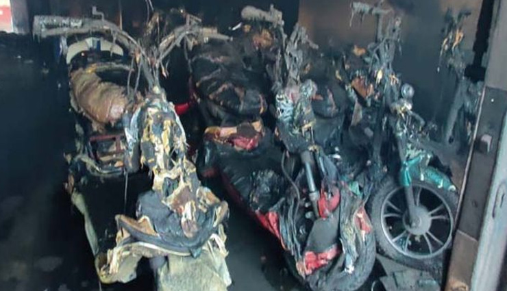 जोधपुर / बाइक शोरूम में लगी भीषण आग, 25 वाहन जलकर हुए राख, शॉर्ट सर्किट का अंदेशा 