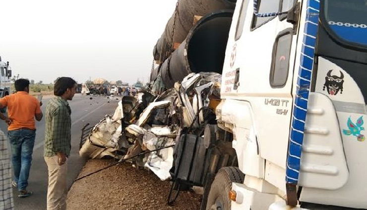 मिनी बस-ट्रॉले की भिड़ंत, 5 की मौत; मृतकों में 2 महिलाएं, एक मृतक का सिर अलग होकर 100 फीट दूर गिरा