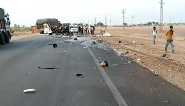 मिनी बस-ट्रॉले की भिड़ंत, 5 की मौत; मृतकों में 2 महिलाएं, एक मृतक का सिर अलग होकर 100 फीट दूर गिरा rajasthan,jodhpur,road accident,mini bus,trolley,hindi news