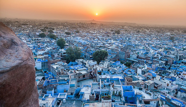 थार के रेगिस्तान के बीच अपने महलों, दुर्गों और मंदिरों के कारण प्रसिद्ध पर्यटक स्थल है जोधपुर, नीली इमारतों के कारण कहलाता है ब्ल्यू सिटी