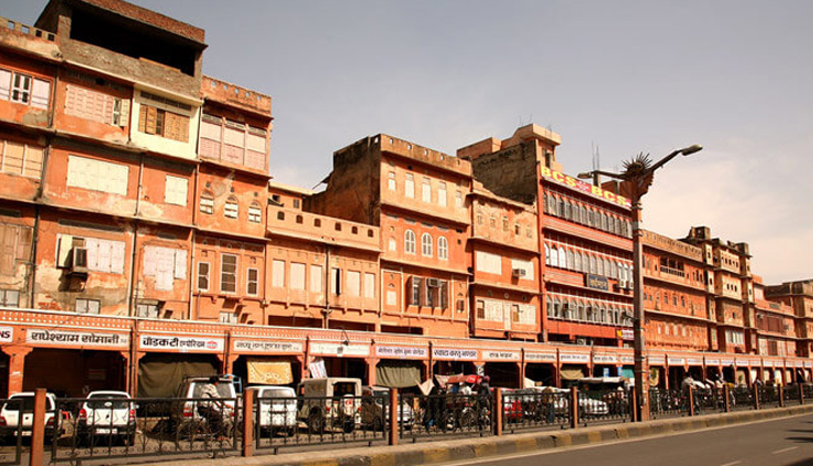 सस्ती शॉपिंग के लिए जाने जाते हैं भारत के ये 9 बाजार, कम पैसे में होगी ज्यादा खरीददारी affordable shopping,markets,india,shopping destinations,budget shopping,street markets,traditional markets,local handicrafts,shopping experience,souvenirs,clothing,jewelry,footwear,accessories,home decor,textiles,spices,snacks,bazaars,flea markets,shopping tips,bargaining,authentic products,travel,tourist attractions,cultural experiences,hidden gems,local vendors,festive shopping,city tours