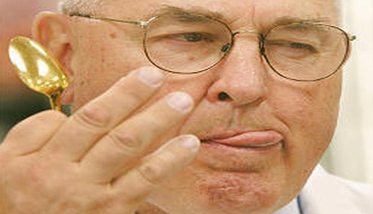 आइसक्रीम टेस्ट करके ही करोड़ों कमाता हैं ये शख्स, करता है सोने की चम्मच का इस्तेमाल 