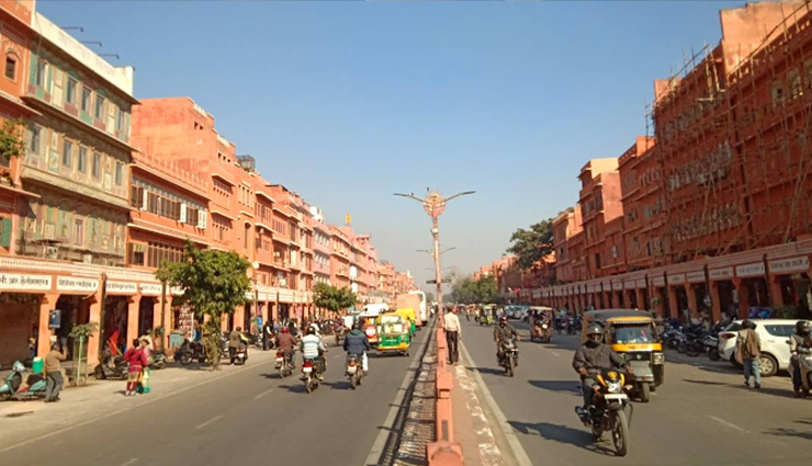 best markets to visit in india,indian market,ima keithel,johari bazaar,chor bazaar,floating vegetable market,kannauj market,dadar flower market,laad bazaar,mahidharpura diamond market street,crawford market,zaveri bazaar,jew town,new market,chandni chowk,daryaganj sunday book market,flea markets,travel,holidays,travel guide,travel tips