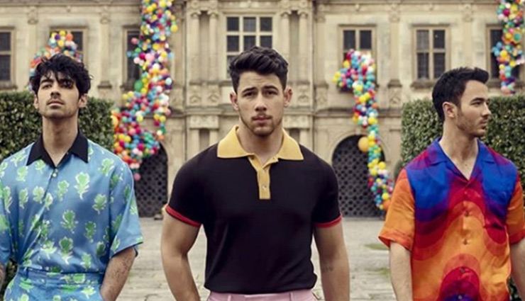 VIDEO- Priyanka Chopra announce the comeback of Jonas Brothers