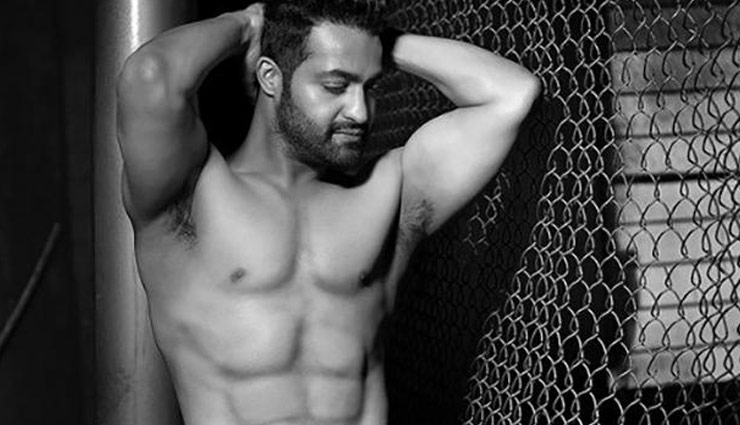 Jr NTR ने फ्लॉन्ट किए सिक्स पैक एब्स, फोटो देख यूजर्स बोले- ये नकली हैं