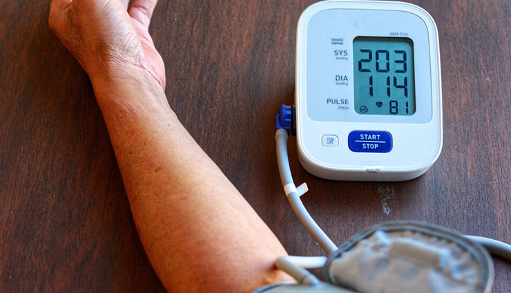 jujube fruit,health benefits,antioxidants,immune system,digestive health,fiber,constipation,diarrhea,blood pressure,heart health,anti-inflammatory,blood sugar control,cholesterol levels,liver health,skin health,nutrient-dense,vitamin c,iron,calcium,safe consumption