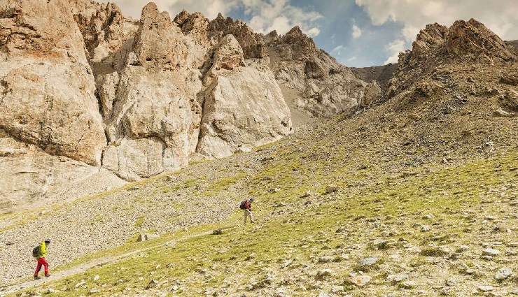 climbing mountains asia,best mountains to climb asia,asian trekking destinations,himalayan trekking,yala peak trek,mera peak climbing,mount kazbek expedition,umm ad dami desert trek,mount rinjani volcano climb,mount agung bali,ut kangri ladakh,meesapulimala western ghats,mount yarigatake japan,jukku pass kyrgyzstan,adventure travel asia,trekking experiences asia