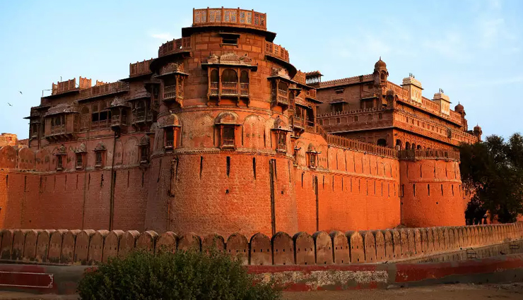 स्थापत्य व कलात्मक सौंदर्य के चलते पर्यटकों को आकर्षित करते हैं राजस्थान के किले, इन्हें देखने के बाद धुंधली पड़ जाती है रेतीले धोरों की धूल famous forts in rajasthan,rajasthan historical forts,top forts to visit in rajasthan,iconic forts of rajasthan,best rajasthani forts,explore rajasthan famous forts,majestic forts in rajasthan,rajasthan ancient fortresses,rajputana forts and palaces,must-see forts in rajasthan,heritage forts of rajasthan,rajasthan fortified treasures,famous desert forts in rajasthan,royal forts and palaces of rajasthan
rajasthan architectural marvels