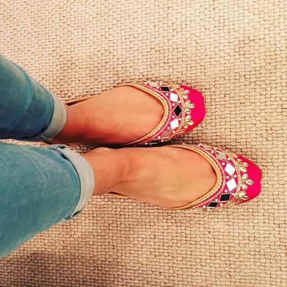 पैरों की शोभा बढ़ाती कशीदे वाली पंजाबी जूती punjabi jutti,footwear fashion tips