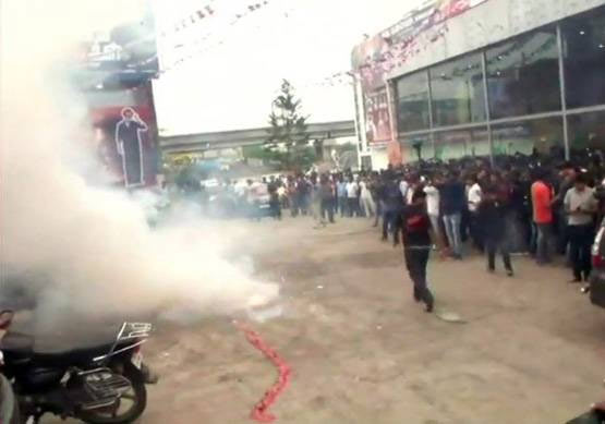 'काला' : दूध से नहलाया रजनी का पोस्टर, थियेटर के बाहर आतिशबाजी, देखे तस्वीरे kaala,rajinikanth,rajinikanth fans crazy,photos,kaala movie,kaala songs,kaala video,download kaala movie