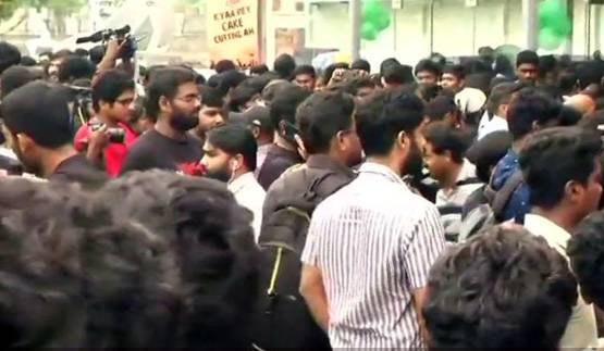 'काला' : दूध से नहलाया रजनी का पोस्टर, थियेटर के बाहर आतिशबाजी, देखे तस्वीरे kaala,rajinikanth,rajinikanth fans crazy,photos,kaala movie,kaala songs,kaala video,download kaala movie