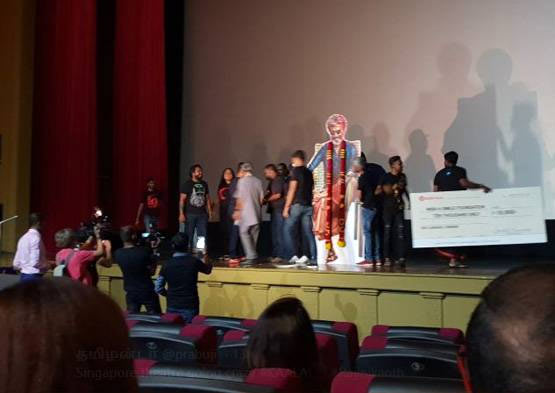 'काला' : दूध से नहलाया रजनी का पोस्टर, थियेटर के बाहर आतिशबाजी, देखे तस्वीरे kaala,rajinikanth,rajinikanth fans crazy,photos,kaala movie,kaala songs,kaala video,download kaala movie