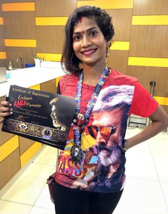 'काला' : दूध से नहलाया रजनी का पोस्टर, थियेटर के बाहर आतिशबाजी, देखे तस्वीरे kaala,rajinikanth,rajinikanth fans crazy,photos,kaala movie,kaala songs,kaala video,download kaala movie