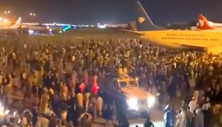तालिबान के खौफ से देश छोड़ रहे लोग, काबुल एयरपोर्ट पर अफरा-तफरी का माहौल