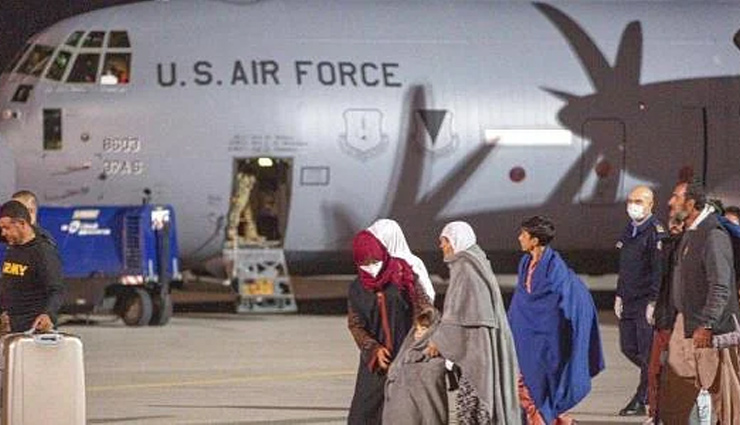 तालिबान का खौफ: अफगानिस्तान से निकालने के लिए कई पैरेंट्स ने काबुल एयरपोर्ट पर लड़कियों की करा दी जबरन शादी
