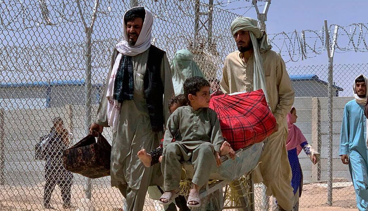 काबुल एयरपोर्ट पर भूख-प्यासे लोग तोड़ रहे दम, मिल रहा 3000 रूपये में एक बोतल पानी 7500 रूपये में चावल की प्लेट