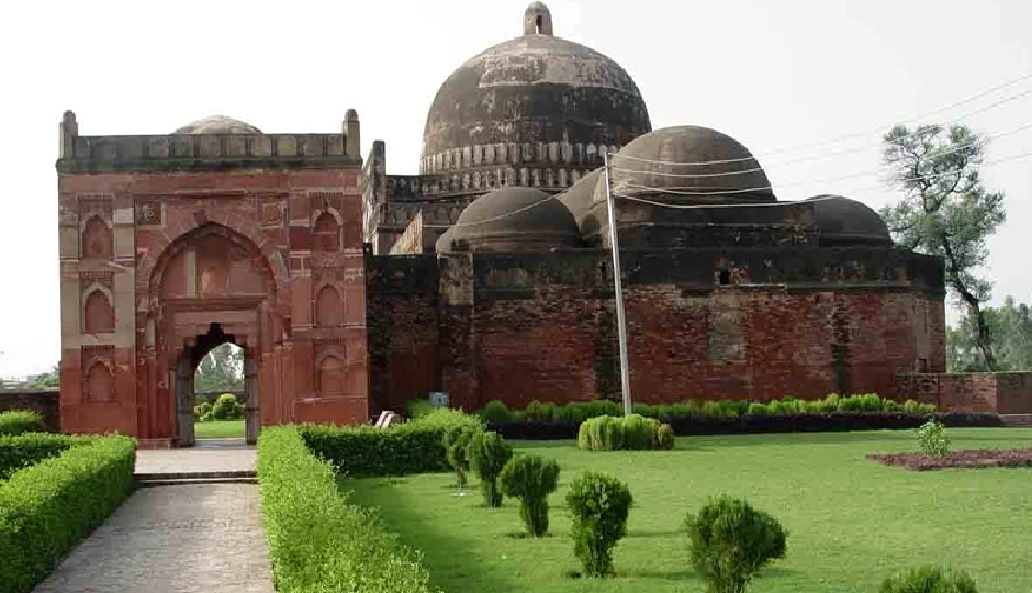 यह है मुगलों द्वारा बनाई गई पहली इमारत, इसके इतिहास को जानकर रह जाएंगे दंग kabuli bagh masjid,first mughal building in india,babur architecture,mughal monuments,india historical mosque,panipat first battle,babur victory monument,mughal heritage,taimuri style architecture,protected indian monuments