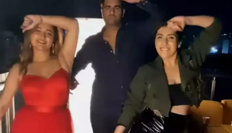 'काचा बादाम' गाने पर रश्मि देसाई और नेहा भसीन के साथ राजीव अदातिया ने भी लचकाई कमर, वीडियो हुआ वायरल