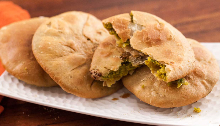 indian foods,pakoras,samosa,kachori,roasted maize,aloo tikka chaat,momos,pav bhaji,monsoon food,indian food to try in monsoon,india,indian cuisine