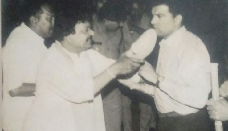 अधिकारी पर जूता ताने 25 साल पुरानी BJP महासचिव कैलाश विजयवर्गीय की तस्वीर वायरल