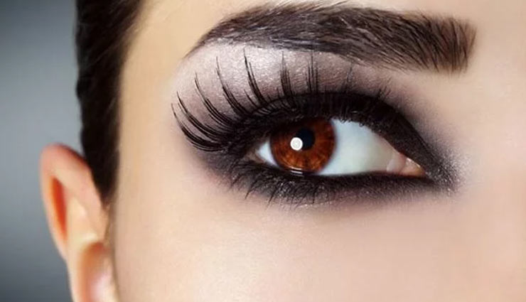 आंखों का आकर्षण बनता हैं काजल, जानें इसके इस्तेमाल का तरीका