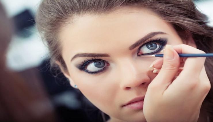 आंखों पर इस तरह लगाए काजल, बिना फैले बढ़ाएगा आपकी सुंदरता