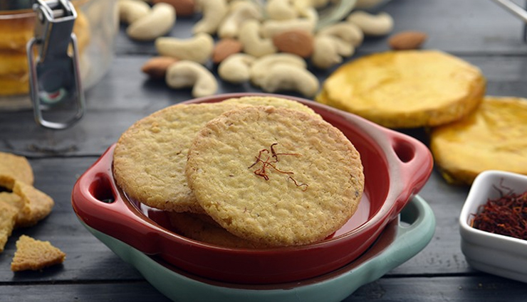 Diwali 2021 : काजू की मीठी पूरी के साथ करें मेहमानों का स्वागत, बढ़ाएगी आपका मान #Recipe