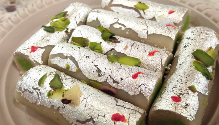 kaju pista roll,kaju pista roll recipe,home made kaju pista roll,sweet dishes,hunger struck,food