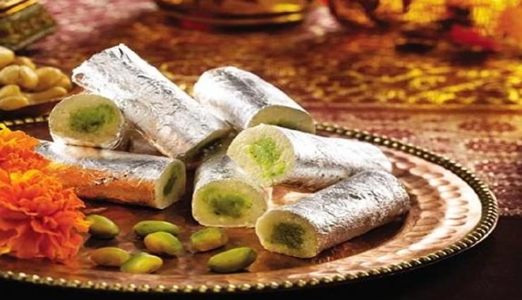 त्यौहार के लिए घर पर ही तैयार करें काजू पिस्ता रोल, बनाना हैं बेहद आसान #Recipe