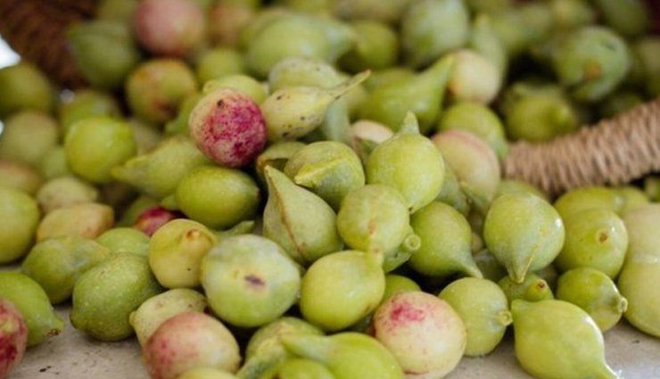 fruits skincare regime,kakadu plum skincare benefits,vitamin c serum for glowing skin,coconut water hydrating mist,papaya and pineapple enzyme scrub,hyaluronic acid in skincare