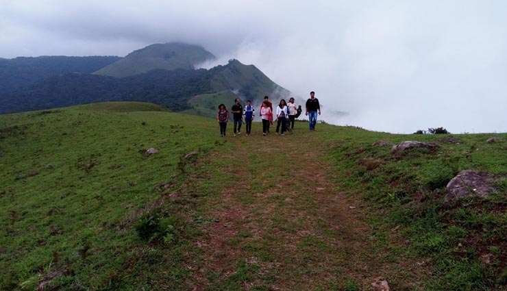 लेना चाहते है दोस्तों के साथ बरसात का मजा, घूमने के लिए जाए इन जगहों पर