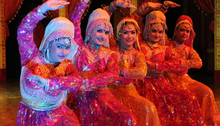 best places to visit in agra,top tourist spots in agra,must-visit places in agra uttar pradesh,agra tourist attractions,historical monuments in agra,places to visit near taj mahal,famous mughal architecture in agra,agra fort sound and light show,fatehpur sikri attractions,best mughlai restaurants in agra