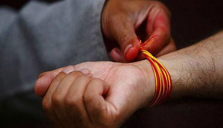 कलावा धारण करना होता है शुभ, नवरात्र में बांधते समय इन बातों का रखे विशेष ध्यान