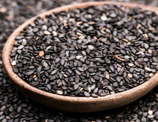 आपके जीवन को सुखी और समृद्ध बनातें है काले तिल से जुड़े टोटके