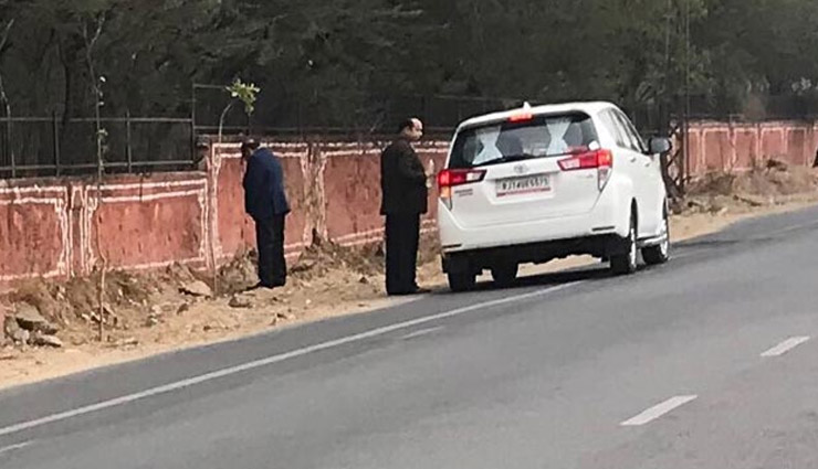 राजस्‍थान के मंत्री ने सड़क किनारे किया पेशाब, फोटो वायरल
