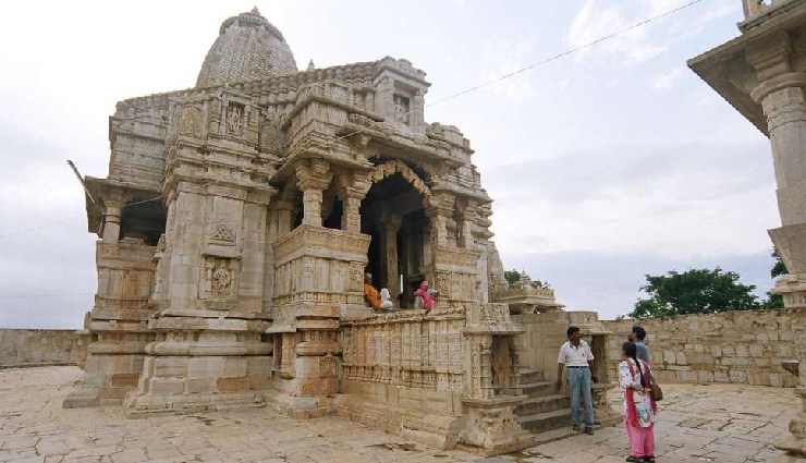 explore 6 must-visit temples in chittorgarh for a spiritual journey: shyama temple,kalika mata temple,meera temple,samadhishvara temple,sanwariyaji temple,and sathis deori temple.
