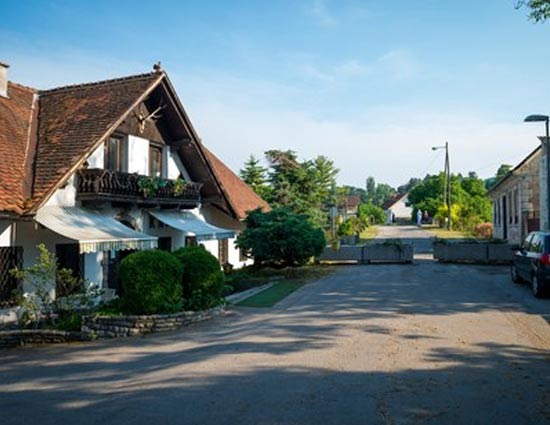 Drinkers Can Enjoy Same Pint of Beer in Two Different Countries in This Pub