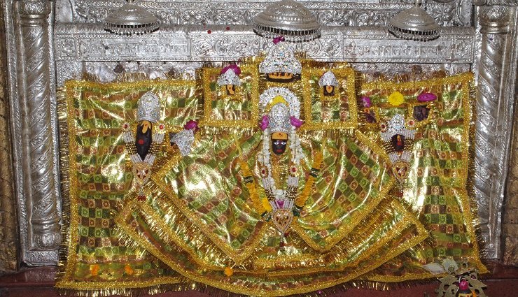 famous temples in prayagraj,temples to visit in prayagraj,shri bade hanuman ji temple,patalpuri temple,alopi devi temple,nag vasuki temple,lalita devi temple,shankar viman mandapam,kalyani devi temple,dashashwamedh temple,someshwar mahadev temple,hanuman mandir civil lines