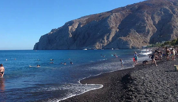 black sand beaches,black sand beaches to visit,10 black sand beaches,black sands beach in whitethorn,ficogrande in stromboli,perissa beach in paralia,santorini,stokksnes beach in iceland,miho beach in shimizu,punaluu beach on the big island of hawaii,anse chastanet in saint lucia,kamari beach in santorini,greece,papenoo beach in papenoo,tahiti,reynisfjara in vík í mýrdal,travel,holidays,travel guide