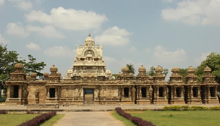 tamil nadu temples,spiritual tourism in tamil nadu,iconic temples of south india,tamil nadu tour packages,famous temples in tamil nadu,temple architecture,religious places in tamil nadu,cultural heritage of tamil nadu,easemytrip tamil nadu tours,best temples to visit in tamil nadu