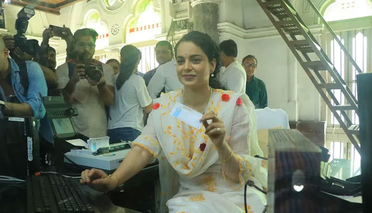 kangana ranaut,kangana ranaut at csmt,promotions of panga,kangana ranaut turns into a railway employee issues tickets at csmt,entertainment news