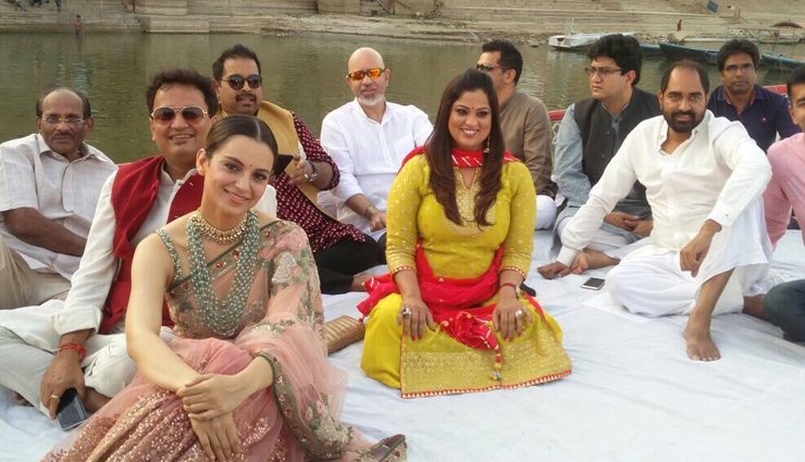 kangana holy bath in the ganga,kangana ranaut in varanasi,kangana visited varanasi and took bath in the ganga