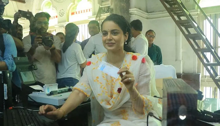 Kangana Ranaut turns into a Railway employee, issues tickets at CSMT for promotions of Panga
