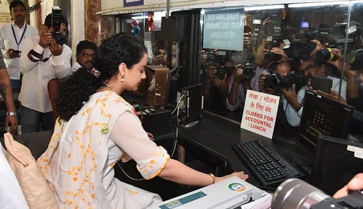 kangana ranaut,kangana ranaut at csmt,promotions of panga,kangana ranaut turns into a railway employee issues tickets at csmt,entertainment news