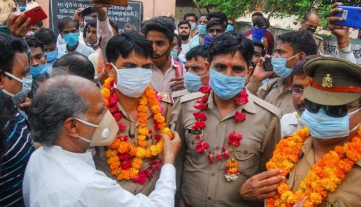 विकास दुबे के एनकाउंटर के बाद शिवली गांव में जश्न, पुलिसकर्मियों का सम्मान vikas dubey,vikas dubey encounter,shivali village,uttar pradesh,news