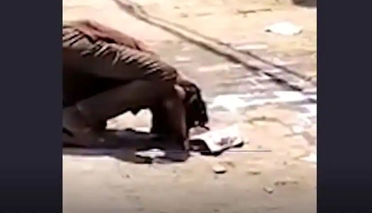 लॉकडाउन में बेबसी! कानपुर में भूख मिटाने के लिए युवक ने पीया सड़क पर फैला दूध, लोगों ने दिया खाना 