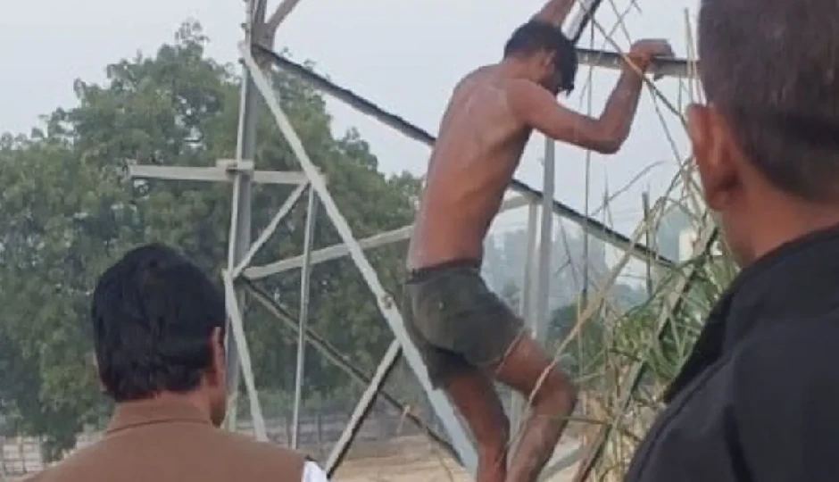 कानपुर: शराब के नशे में युवक का हाईवोल्टेज ड्रामा, 150 फीट ऊंचे हाईटेंशन लाइन के पोल पर चढ़कर मचाया हंगामा
