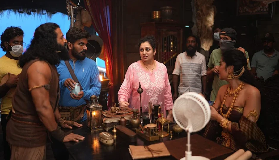 ‘कांतारा’ की अग्नि के पीछे: ऋषभ और प्रगति शेट्टी की आस्था, समर्पण और सिनेमा की अनकही कहानी kantara,rishab shetty,pragathi shetty,kantara chapter 1,indian cinema,kannada film,folklore,faith,devotion,filmmaking,costume design,south indian movies,indian culture,rishab pragathi story,daivakola,kantara universe,indian film industry