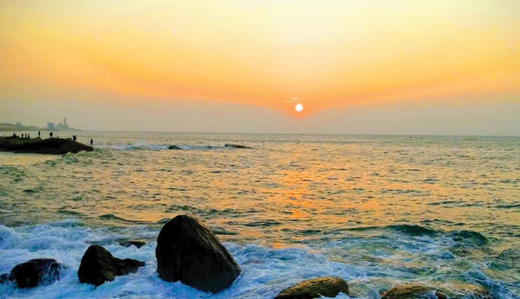 tourist attractions in kanyakumari,kanyakumari,places to visit in kanyakumari,kanyakumari beach,sunset view point,vivekananda rock memorial,padmanabhapuram palace,thanumalayan temple,thiruvalluvar statue