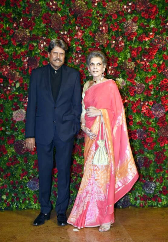 ब्लैक सूट में रणवीर और रेड गाउन में दीपिका, कमाल की लग रही थी इनकी जोड़ी, देखे तस्वीरें bollywood,deepika padukone,ranveer singh,deepika ranveer reception,deepika padukone reception party pics